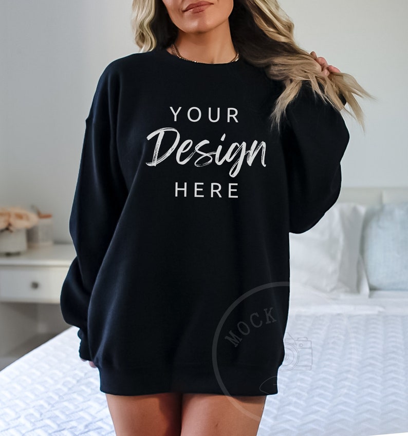 Gildan 18000 Mockup | Gildan Black Sweatshirt Mockup | Mockup modelu bluzy | Prosty Mockup | Czarne Gildan Oversized Crewneck Mockups zdjęcie 1