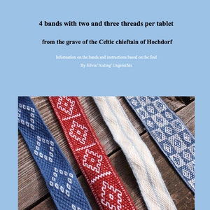 Puede incluir: Cuatro bandas tejidas con intrincados patrones geométricos en azul, blanco y rojo. Las bandas están dispuestas sobre una superficie de madera. El texto "4 bandas con dos y tres hilos por tableta de la tumba del jefe celta de Hochdorf Información sobre las bandas e instrucciones basadas en el hallazgo Por Silvia 'Aisling' Ungerechts" es visible en la parte superior de la imagen.