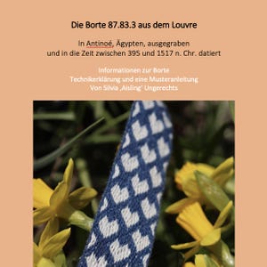 Puede incluir: Primer plano de un textil con estampado azul y blanco con diseño de corazón. El textil está rodeado de flores amarillas y follaje verde. El texto en alemán dice "Die Borte 87.83.3 aus dem Louvre".