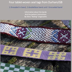 Op de afbeelding: Vier tabletgeweven zegelhangers uit Durham/GB. Ze omvatten een draadband, twee dubbelzijdige banden en een brokaatband. De kleuren zijn wit, paars, groen en rood. De afbeelding bevat ook tekst over de banden en patrooninstructies.