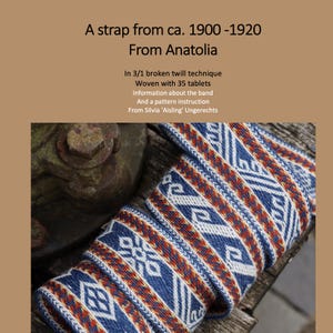 Könnte beinhalten: Nahaufnahme eines gewebten Bandes mit einem geometrischen Muster in Blau, Weiß und Rot. Das Band ist in 3/1 gebrochener Köpertechnik mit 35 Tabletten gewebt. Der Text "A strap from ca. 1900-1920 From Anatolia" ist oben im Bild sichtbar. Der Text "In 3/1 broken twill technique Woven with 35 tablets Information about the band And a pattern instruction From Silvia 'Aisling' Ungerechts" ist unten im Bild sichtbar.