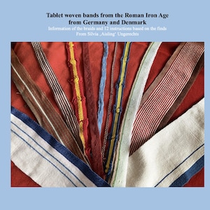 Könnte beinhalten: Eine Sammlung von Tablet-gewebten Bändern in verschiedenen Farben und Mustern, darunter Rot, Weiß, Blau, Gelb und Braun. Die Bänder sind aus gewebtem Stoff und haben eine Vielzahl von dekorativen Elementen, wie Streifen, Zickzackmuster und geometrische Designs. Die Bänder sind radial angeordnet, wobei die Enden der Bänder auf die Mitte des Bildes zeigen. Das Bild trägt den Titel "Tablet-gewebte Bänder aus der römischen Eisenzeit aus Deutschland und Dänemark" und enthält den Text "Informationen über die Zöpfe und 12 Anleitungen basierend auf den Funden Von Silvia, Aisling' Ungerechts".
