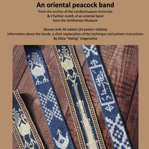 Könnte beinhalten: Nahaufnahme von vier gewebten Bändern mit komplizierten Mustern. Die Bänder sind hauptsächlich marineblau mit weißen und goldenen Designs, darunter Pfauen- und geometrische Motive. Der Text "An oriental peacock band" ist oben zu sehen.