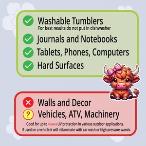 K&ouml;nnte beinhalten: Ein Aufkleber-Design mit einer Cartoon-Highland-Kuh mit einer rosa Schleife. Der Text zeigt, dass der Aufkleber f&uuml;r abwaschbare Becher, Journale, Notizb&uuml;cher, Tablets, Telefone, Computer und harte Oberfl&auml;chen geeignet ist.