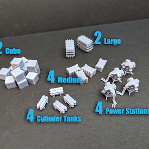 Peut inclure: Une collection de 12 miniatures en plastique de forme cubique grise, 4 de taille moyenne grise, 2 de grande taille grise, 4 de forme de réservoir cylindrique grise et 4 de forme de centrale électrique grise.