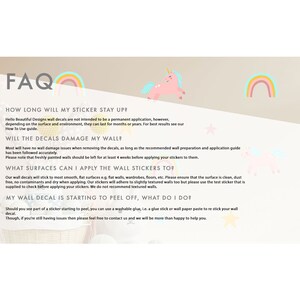 K&ouml;nnte beinhalten: FAQ-Bereich einer Website mit Informationen &uuml;ber Wandaufkleber. Der Text erkl&auml;rt, wie lange die Aufkleber halten, ob sie die Wand besch&auml;digen, auf welchen Oberfl&auml;chen sie angebracht werden k&ouml;nnen und was zu tun ist, wenn sich der Aufkleber l&ouml;st.