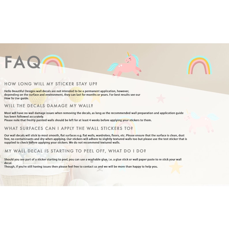 K&ouml;nnte beinhalten: FAQ-Bereich einer Website mit Informationen &uuml;ber Wandaufkleber. Der Text erkl&auml;rt, wie lange die Aufkleber halten, ob sie die Wand besch&auml;digen, auf welchen Oberfl&auml;chen sie angebracht werden k&ouml;nnen und was zu tun ist, wenn sich der Aufkleber l&ouml;st.