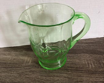 ヴィンテージ ウランガラス ピッチャーとガラスセット - 紫外線下で