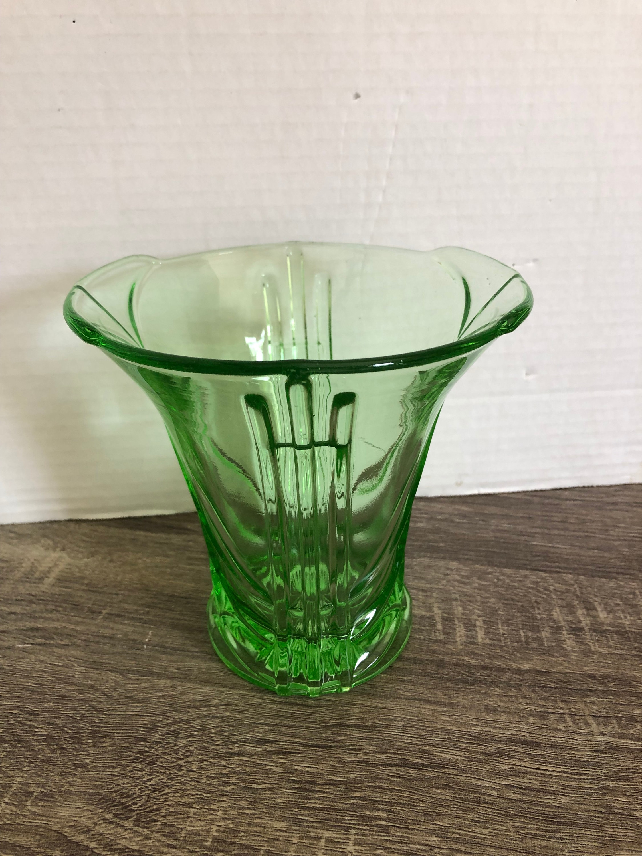 ウランガラスの花瓶 ウランガラス フラワーベース 緑の花瓶 オブジェ