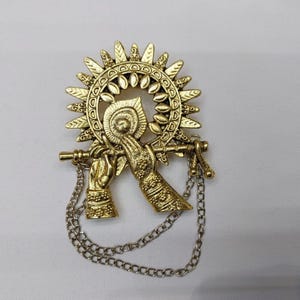Pin de solapa Krishna artesanal y versátil: elegante broche para hombre para bodas, trajes, jodhpuri y sherwani, de ParidhanTailors