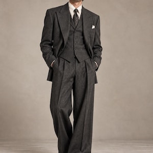 Completo a tre pezzi color antracite su misura, stile anni '70/'80, pantaloni a gamba larga, revers a punta.
