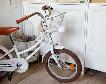 LittleDreamsShopPL Wicker Fahrradkorb für Kinder in weiß mit Pompoms