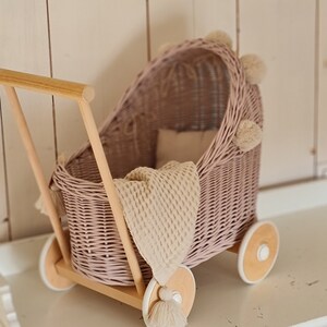 LittleDreamsShopPL Poppenwagen van riet en hout in oudroze + beddengoed en pompons