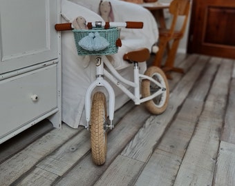 LittleDreamsShopPL Wicker Fahrradkorb mini für Kinder in mint mit Lederriemen und Fransen