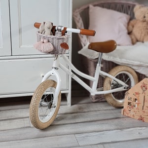 LittleDreamsShopPL Cestino da bici mini in vimini per bambini in rosa polvere con cinturini in pelle e frange