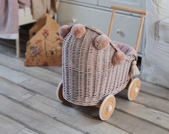 LittleDreamsShopPL Rieten & houten poppenwagen in stoffig roze + beddengoed en pompons
