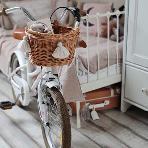 Cestino da bicicletta in vimini per bambini LittleDreamsShopPL con maniglia, colore naturale, con cinghie e frange in pelle.