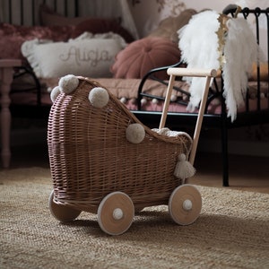LittleDreamsShopPL Wicker & wood doll's kinderwagen in naturel + beddengoed en pompons