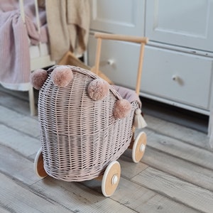 LittleDreamsShopPL Rieten & houten poppenwagen in stoffig roze beddengoed en pompons afbeelding 7