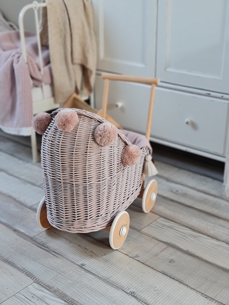 LittleDreamsShopPL Rieten & houten poppenwagen in stoffig roze beddengoed en pompons afbeelding 7