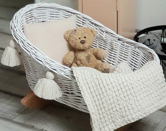 LittleDreamsShopPL rieten wieg voor poppen witte franjes