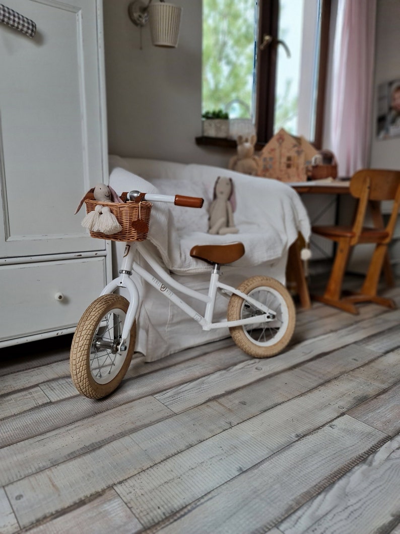 LittleDreamsShopPL Wicker Fahrradkorb mini für Kinder in natur mit Lederbändern und Fransen Bild 1