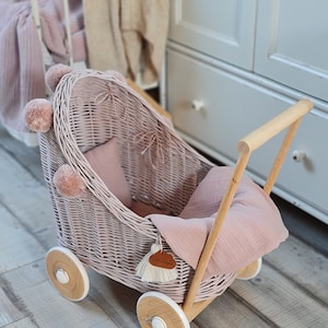 LittleDreamsShopPL Rieten & houten poppenwagen in stoffig roze beddengoed en pompons afbeelding 5