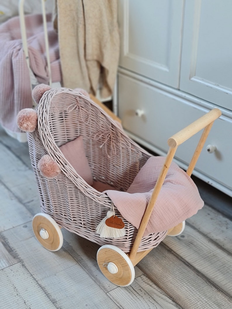 LittleDreamsShopPL Rieten & houten poppenwagen in stoffig roze beddengoed en pompons afbeelding 5