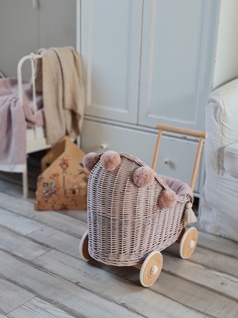 LittleDreamsShopPL Rieten & houten poppenwagen in stoffig roze beddengoed en pompons afbeelding 1