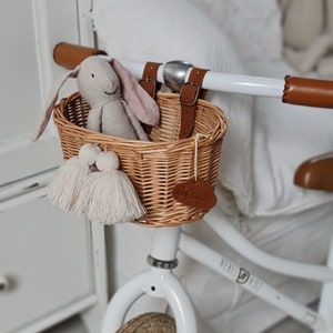 LittleDreamsShopPL Panier vélo en osier mini pour enfants en naturel avec sangles en cuir et franges image 5