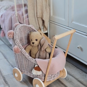 LittleDreamsShopPL Rieten & houten poppenwagen in stoffig roze beddengoed en pompons afbeelding 6