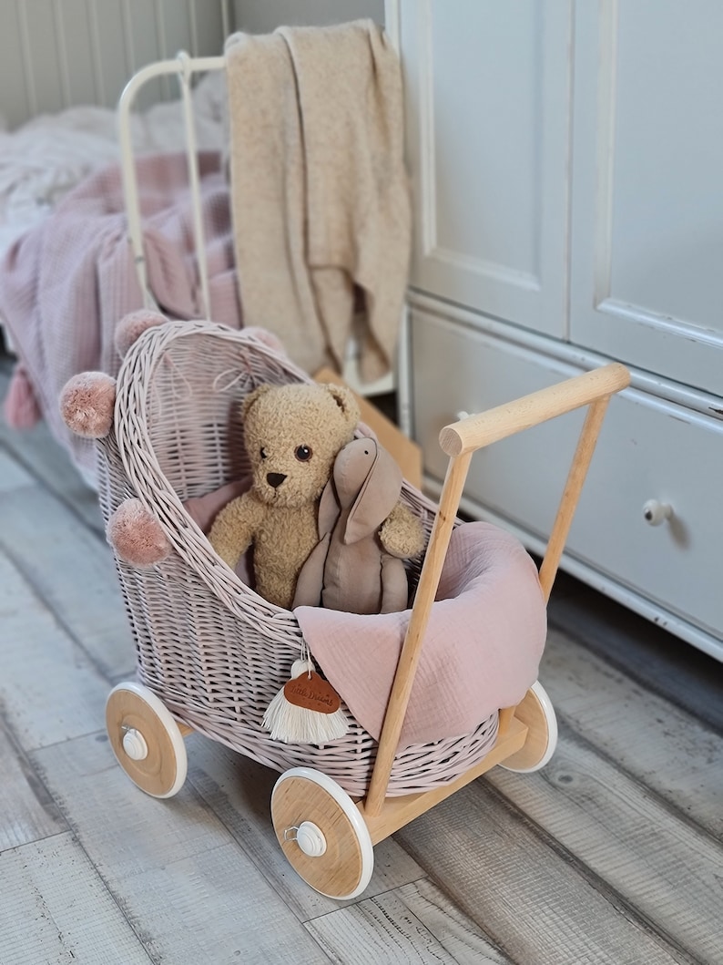 LittleDreamsShopPL Rieten & houten poppenwagen in stoffig roze beddengoed en pompons afbeelding 6