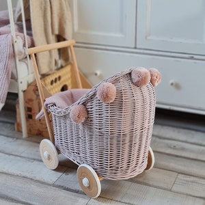 LittleDreamsShopPL Rieten & houten poppenwagen in stoffig roze beddengoed en pompons afbeelding 8