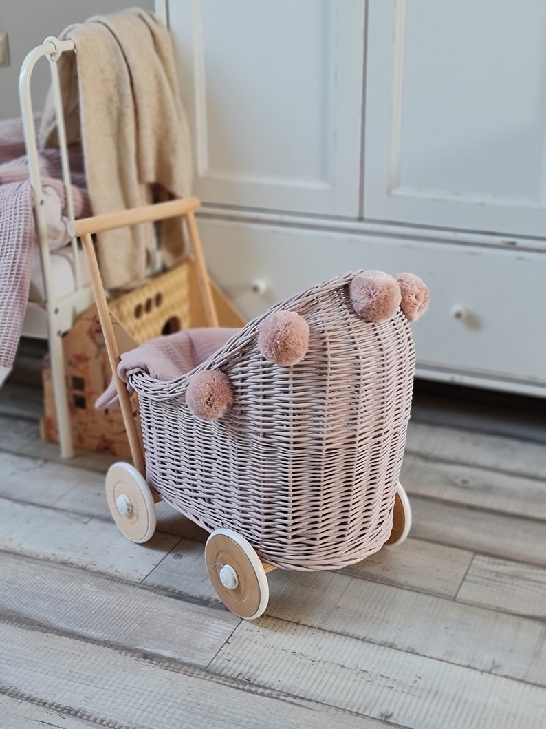 LittleDreamsShopPL Rieten & houten poppenwagen in stoffig roze beddengoed en pompons afbeelding 8