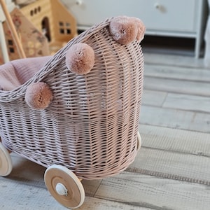 LittleDreamsShopPL Rieten & houten poppenwagen in stoffig roze beddengoed en pompons afbeelding 4