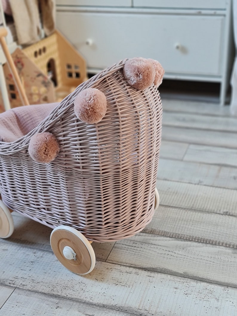 LittleDreamsShopPL Rieten & houten poppenwagen in stoffig roze beddengoed en pompons afbeelding 4