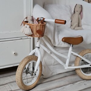 LittleDreamsShopPL Panier vélo en osier mini pour enfants en naturel avec sangles en cuir et franges image 2