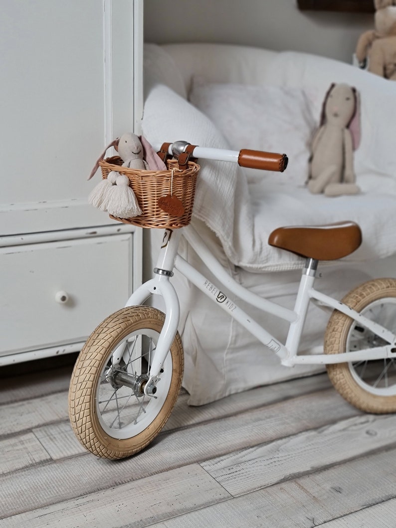 LittleDreamsShopPL Panier vélo en osier mini pour enfants en naturel avec sangles en cuir et franges image 2