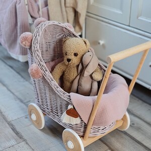 LittleDreamsShopPL Rieten & houten poppenwagen in stoffig roze beddengoed en pompons afbeelding 3