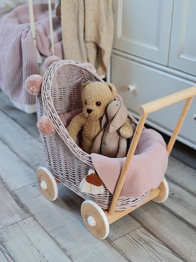 LittleDreamsShopPL Rieten & houten poppenwagen in stoffig roze beddengoed en pompons afbeelding 3