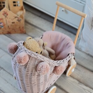 LittleDreamsShopPL Rieten & houten poppenwagen in stoffig roze beddengoed en pompons afbeelding 2