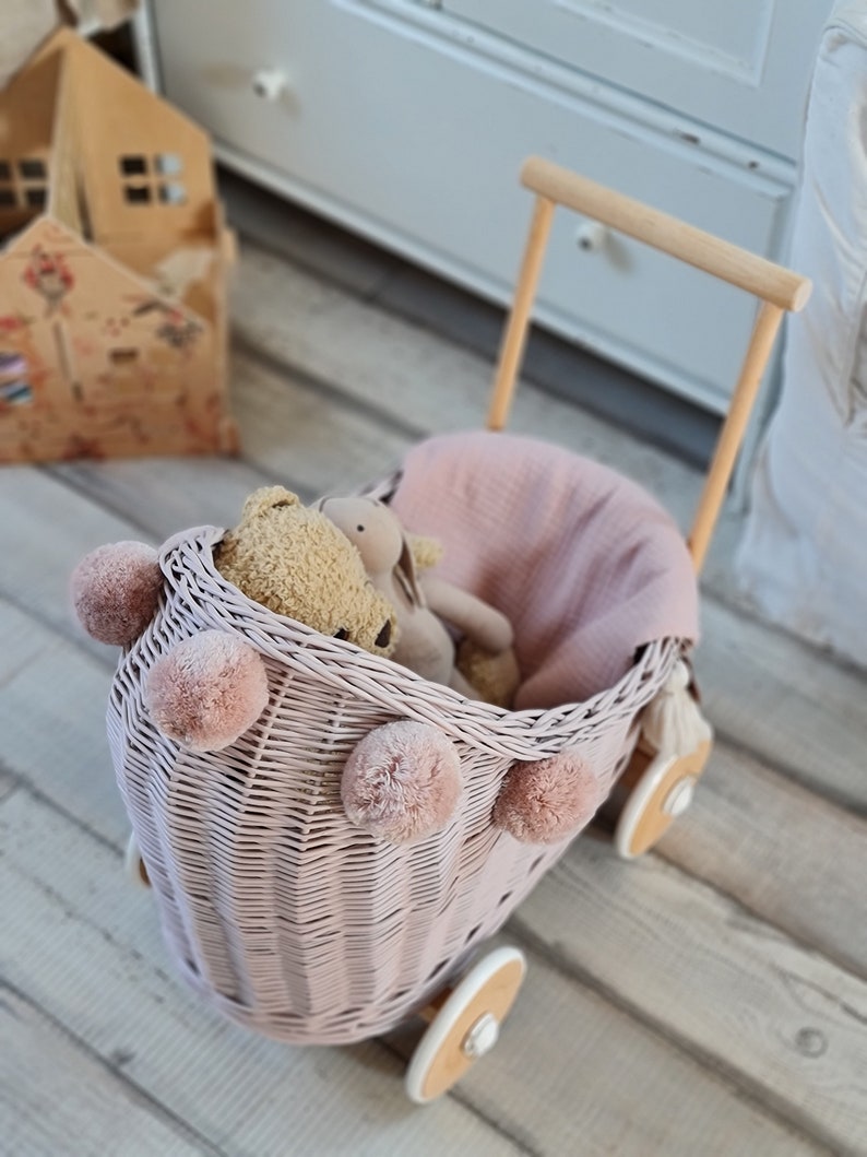 LittleDreamsShopPL Rieten & houten poppenwagen in stoffig roze beddengoed en pompons afbeelding 2