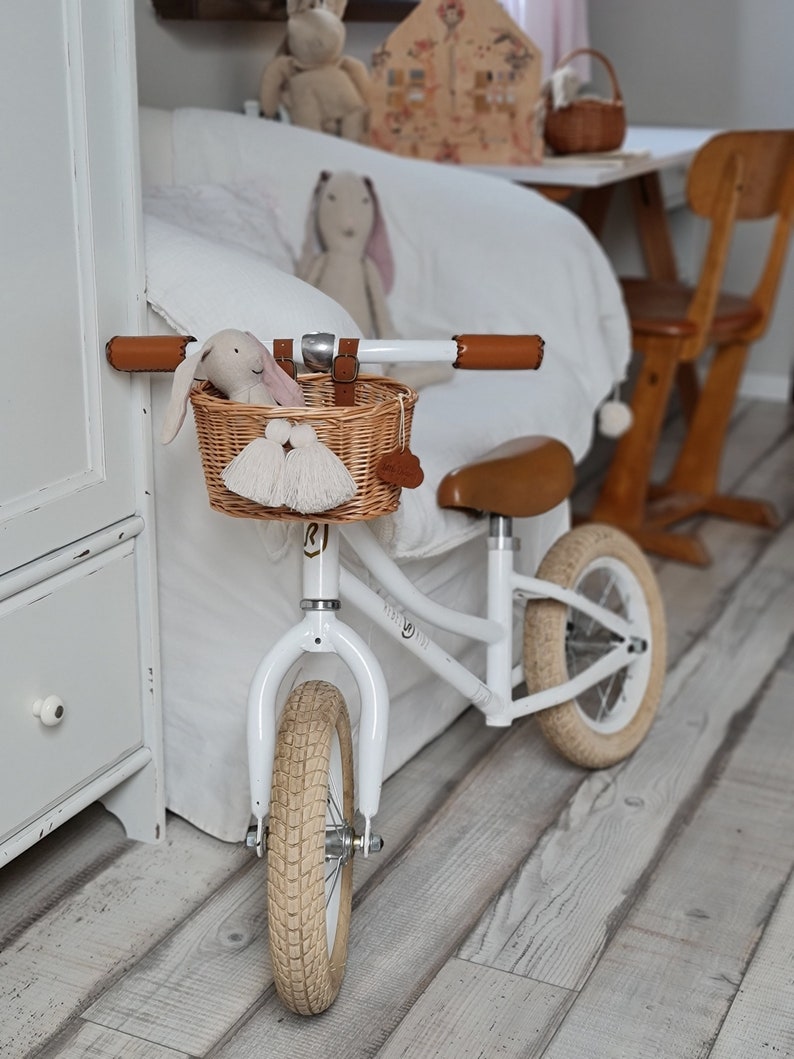 LittleDreamsShopPL Panier vélo en osier mini pour enfants en naturel avec sangles en cuir et franges image 6