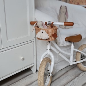 LittleDreamsShopPL Panier vélo en osier mini pour enfants en naturel avec sangles en cuir et franges image 7