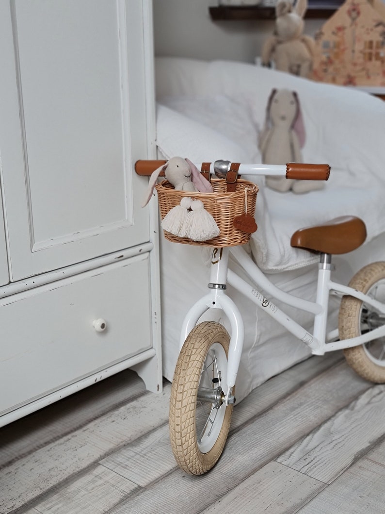 LittleDreamsShopPL Panier vélo en osier mini pour enfants en naturel avec sangles en cuir et franges image 7
