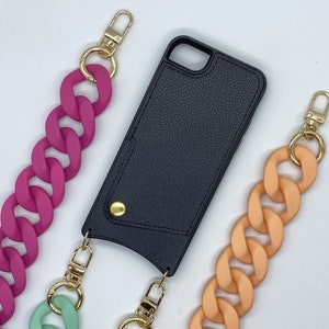 Funda fina de piel sintética negra para iPhone con cadena gruesa