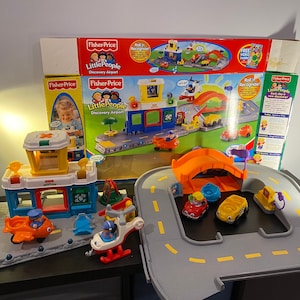 Fisher Price Little People Discovery Airport Lights and Sounds; Complete Play Set 14 pieces!!