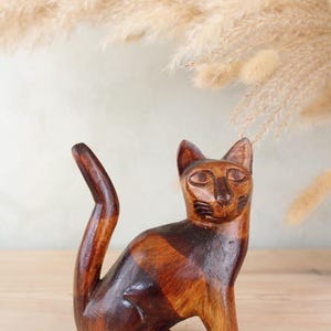 Wooden Retro Cat Figurine | Vintage Country & Farmhouse Style Hand Carved Wood Cat Figurine | Rustic Homeware Home Decor Home Accents