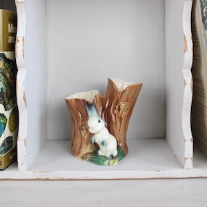 Hornsea Eastgate 571 Rabbit Bunny Figurine | Hornsea Fauna | Vintage Animal Collectables | Small Posy Vase | Animal Wildlife Lover Gift