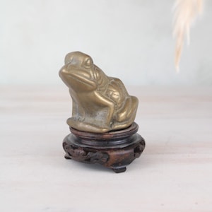 Brass Frog Figurine on a Wooden Base | Charming Cute Animal Figure | Vintage Homeware Home Decor | Perfect Animal Lover Gift